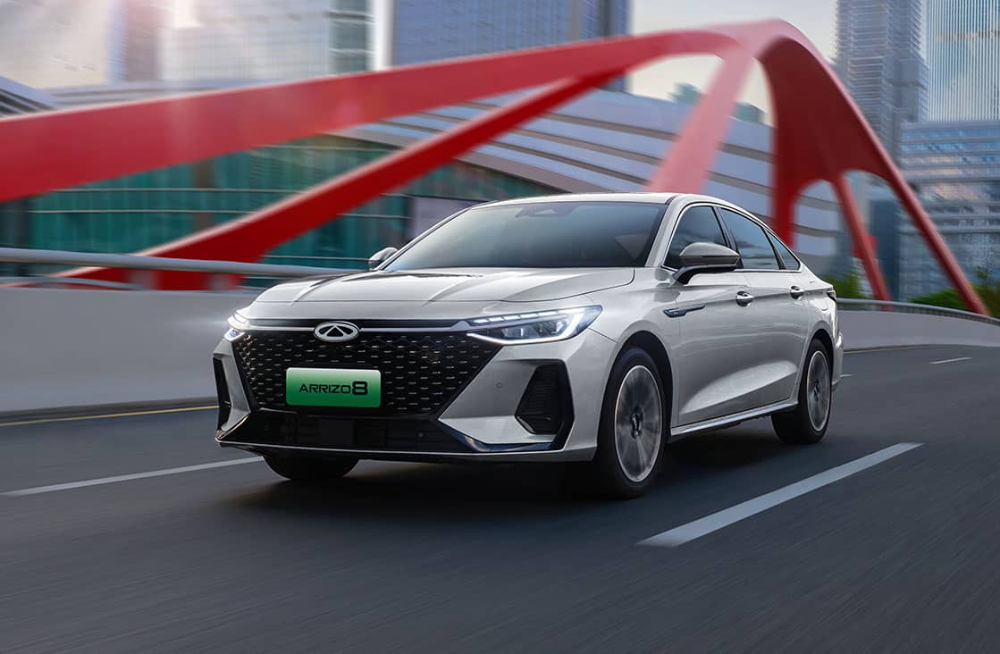 מבט מלפנים על צ'רי אריזו 8 מכונית פלאג אין הייבריד