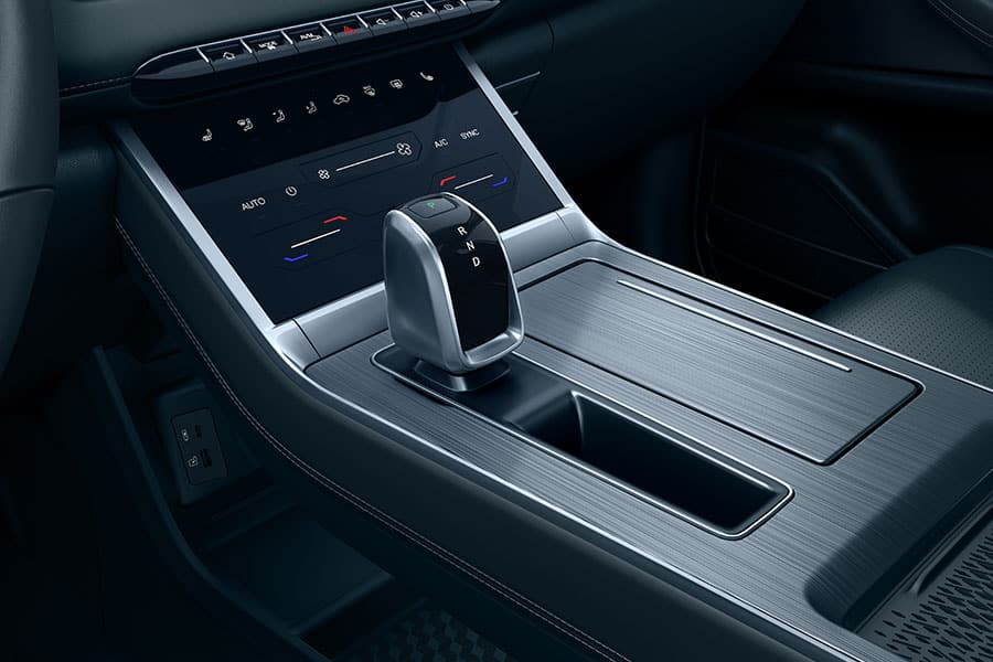 מבט מקרוב על הקונסולה המרכזית וידית ההילוכים בטיגו 4 היברידי