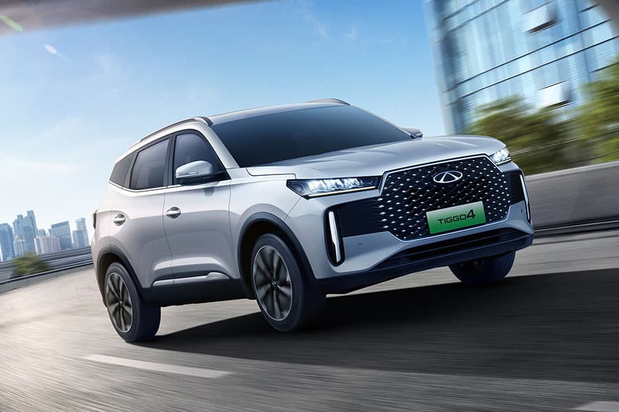 מבט מלפנים עם צ'רי טיגו 4 היברידי בנסיעה בעיר