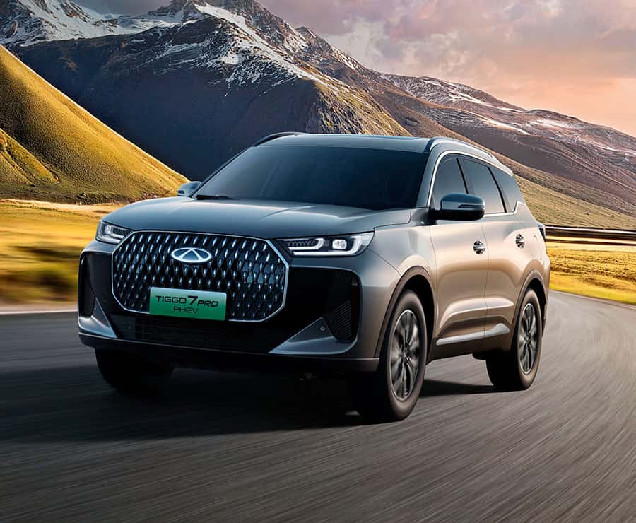 מבט מלפנים עם צ'רי טיגו 7 פלאג-אין הייבריד בנסיעה