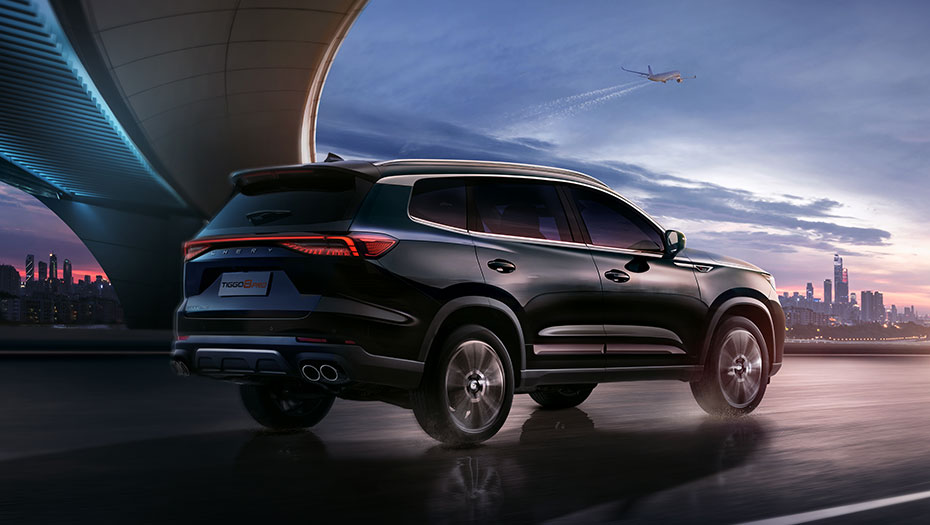 מבט מאחור על chery טיגו 8, רכב SUV עם 7 מושבים.