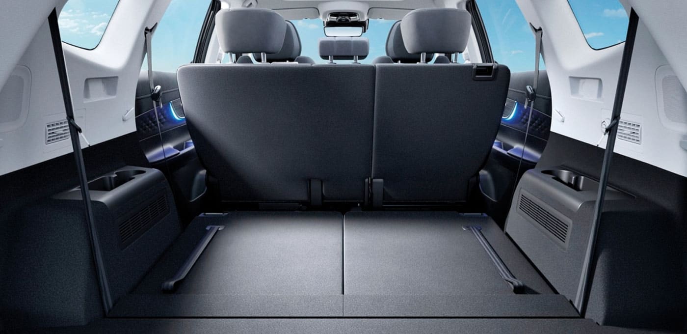 מבט מאחור על תא המטען ברכב SUV Chery טיגו 8 עם מושבים לא מקופלים