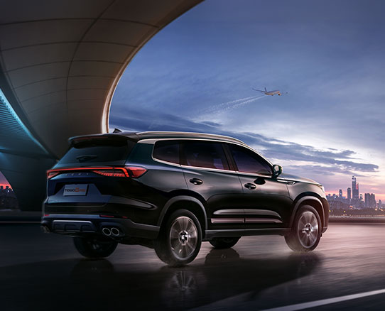 מבט מאחור על chery טיגו 8, רכב SUV עם 7 מושבים.